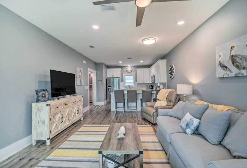 Sunny Gulf Shores Retreat W/ Deck: Walk To Beach!