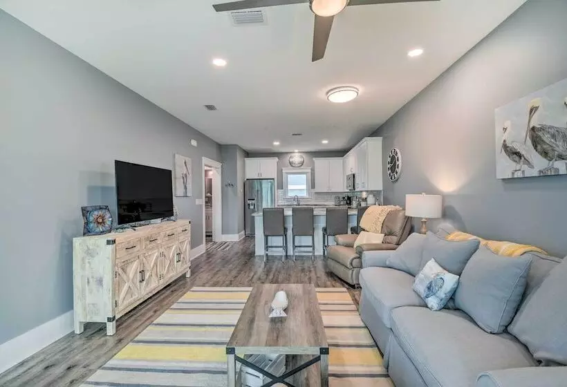 Sunny Gulf Shores Retreat W/ Deck: Walk To Beach!
