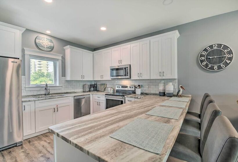 Sunny Gulf Shores Retreat W/ Deck: Walk To Beach!