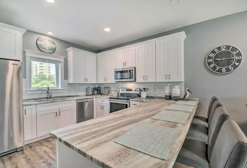Sunny Gulf Shores Retreat W/ Deck: Walk To Beach!
