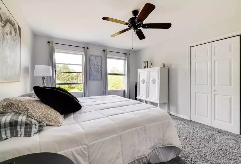 Calm Columbia Haven: Outdoor Pool, Hot Tub!