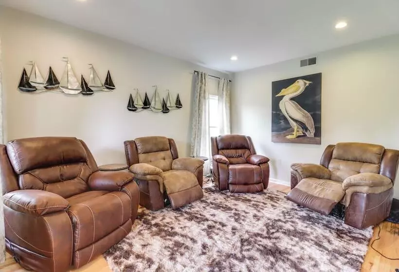 Calm Columbia Haven: Outdoor Pool, Hot Tub!