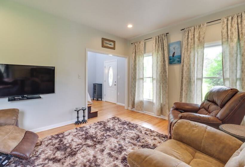 Calm Columbia Haven: Outdoor Pool, Hot Tub!