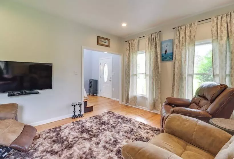 Calm Columbia Haven: Outdoor Pool, Hot Tub!