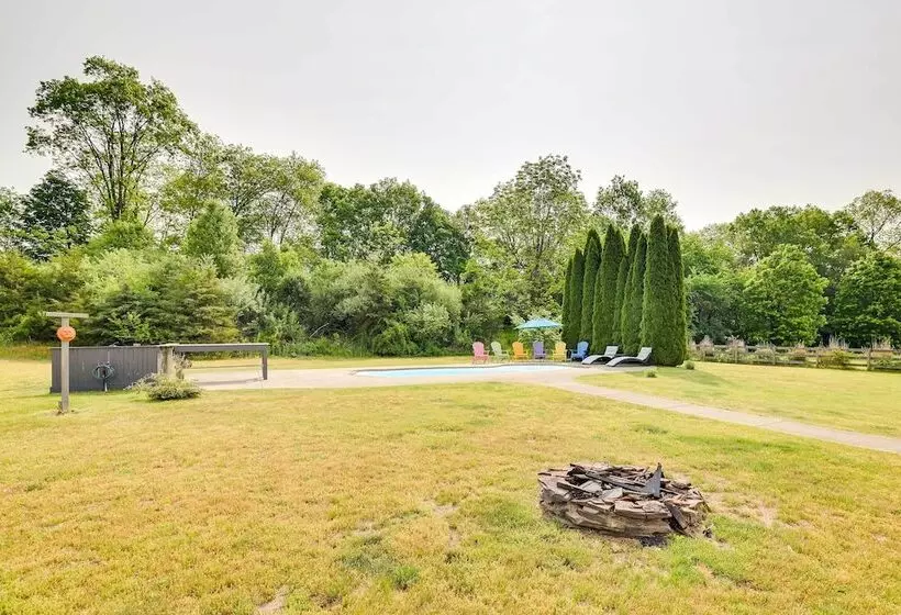 Calm Columbia Haven: Outdoor Pool, Hot Tub!