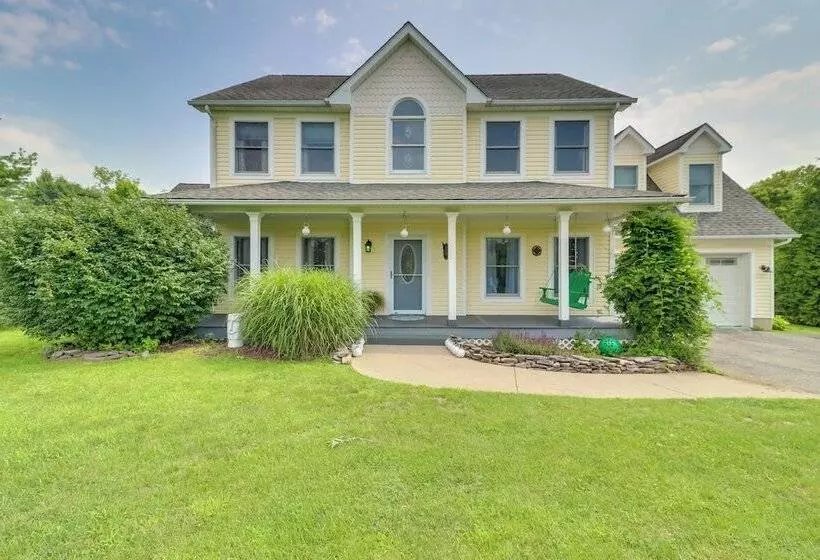 Calm Columbia Haven: Outdoor Pool, Hot Tub!