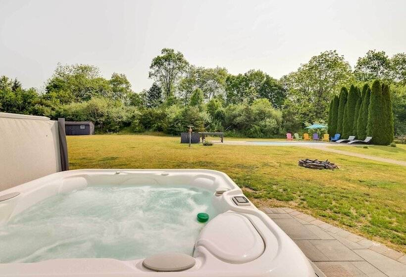 Calm Columbia Haven: Outdoor Pool, Hot Tub!
