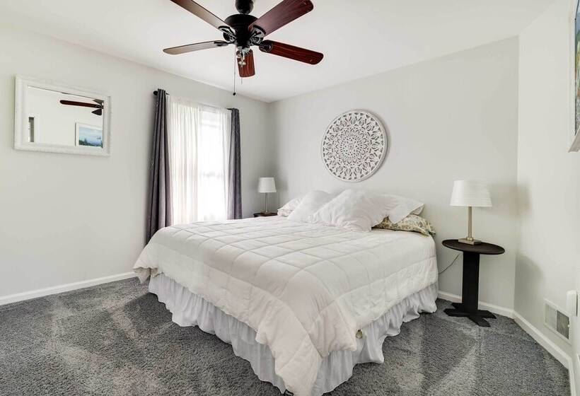 Calm Columbia Haven: Outdoor Pool, Hot Tub!