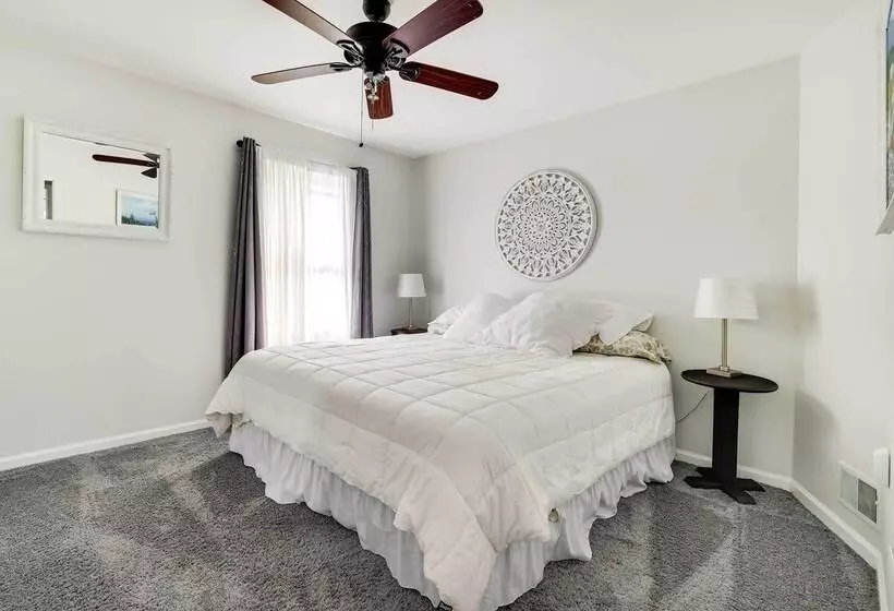 Calm Columbia Haven: Outdoor Pool, Hot Tub!