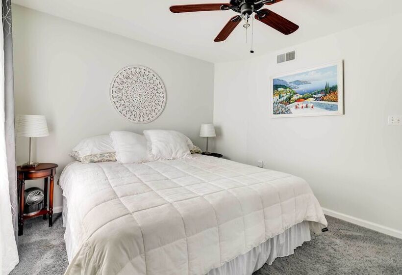 Calm Columbia Haven: Outdoor Pool, Hot Tub!