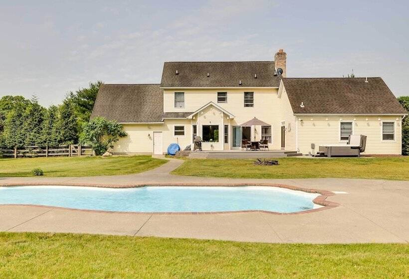 Calm Columbia Haven: Outdoor Pool, Hot Tub!