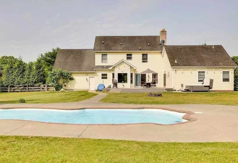 Calm Columbia Haven: Outdoor Pool, Hot Tub!