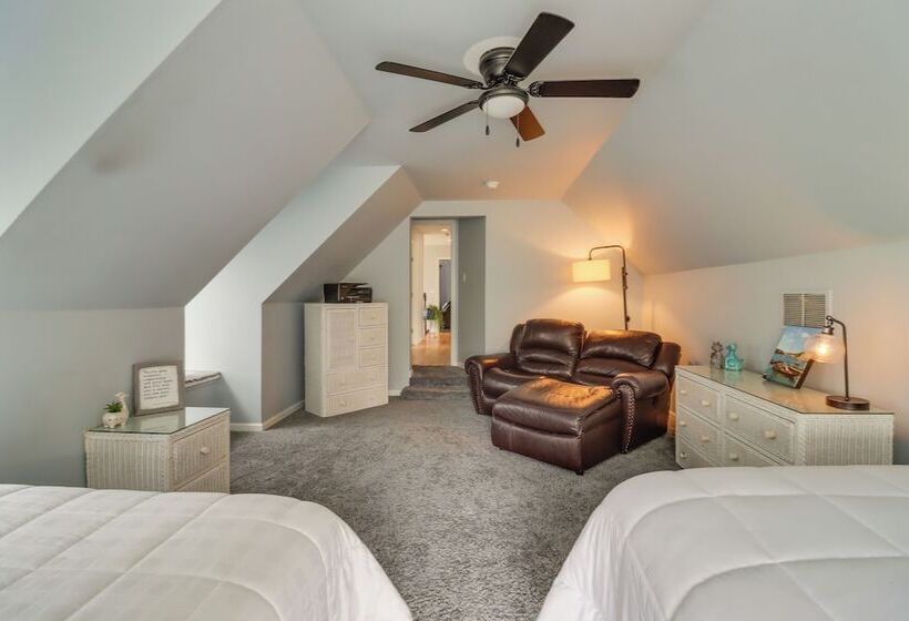 Calm Columbia Haven: Outdoor Pool, Hot Tub!