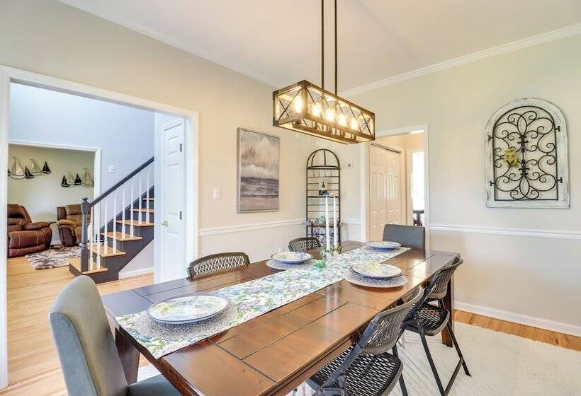 Calm Columbia Haven: Outdoor Pool, Hot Tub!