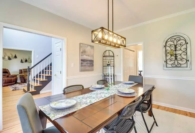 Calm Columbia Haven: Outdoor Pool, Hot Tub!