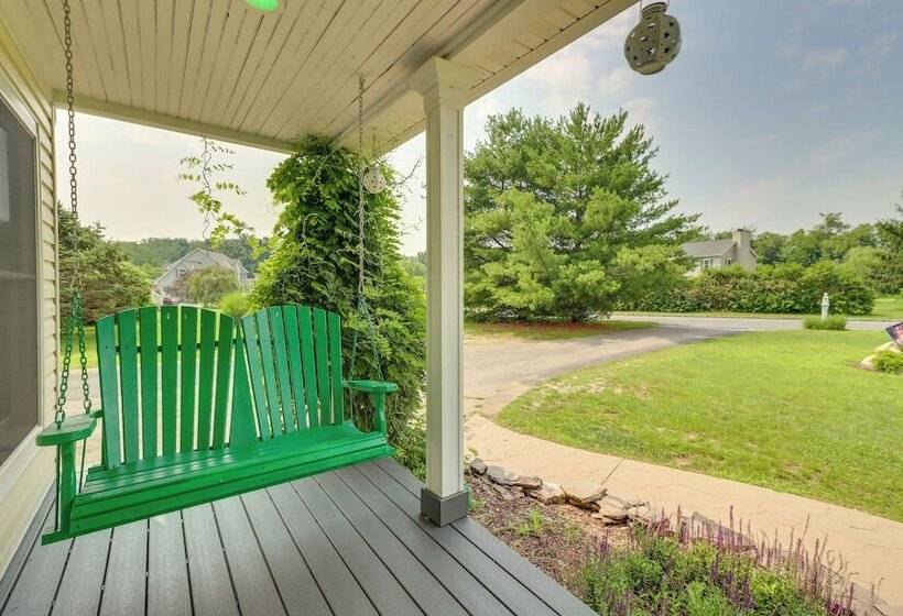 Calm Columbia Haven: Outdoor Pool, Hot Tub!