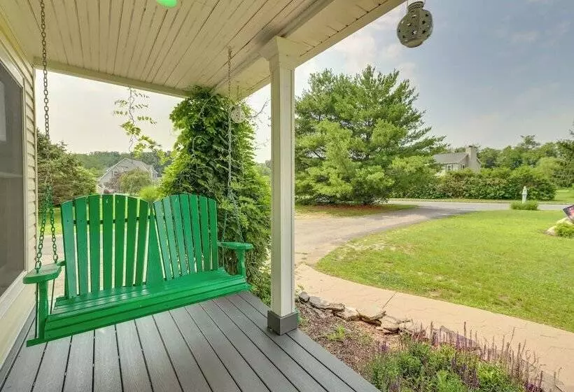 Calm Columbia Haven: Outdoor Pool, Hot Tub!