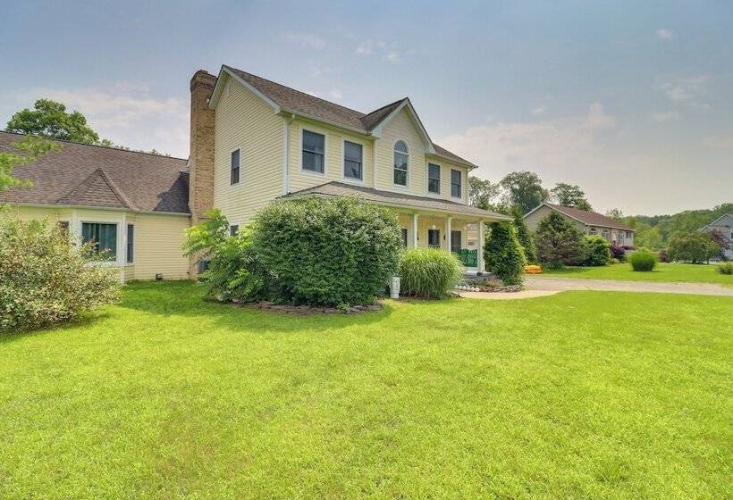 Calm Columbia Haven: Outdoor Pool, Hot Tub!
