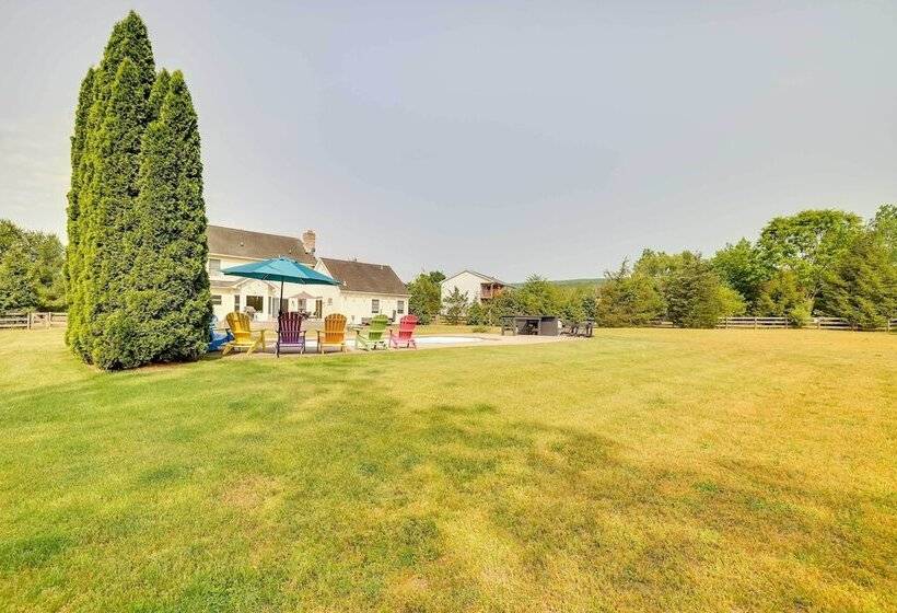Calm Columbia Haven: Outdoor Pool, Hot Tub!
