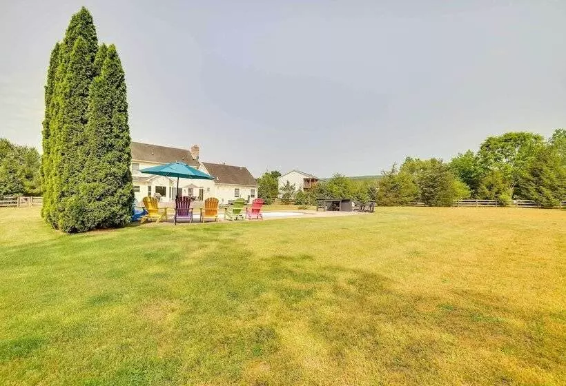 Calm Columbia Haven: Outdoor Pool, Hot Tub!