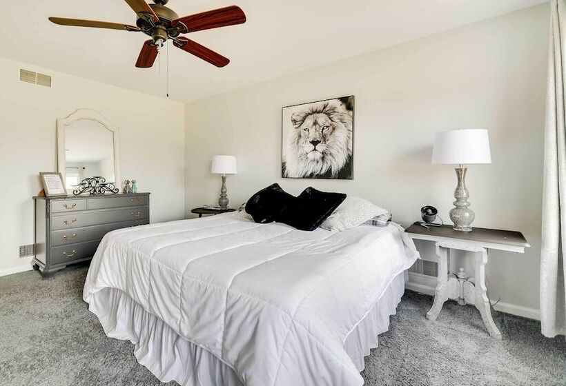 Calm Columbia Haven: Outdoor Pool, Hot Tub!