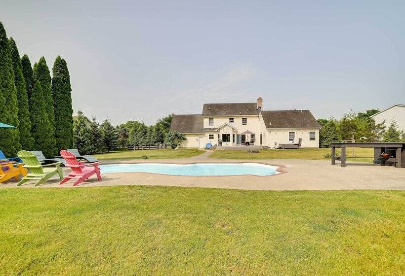 Calm Columbia Haven: Outdoor Pool, Hot Tub!