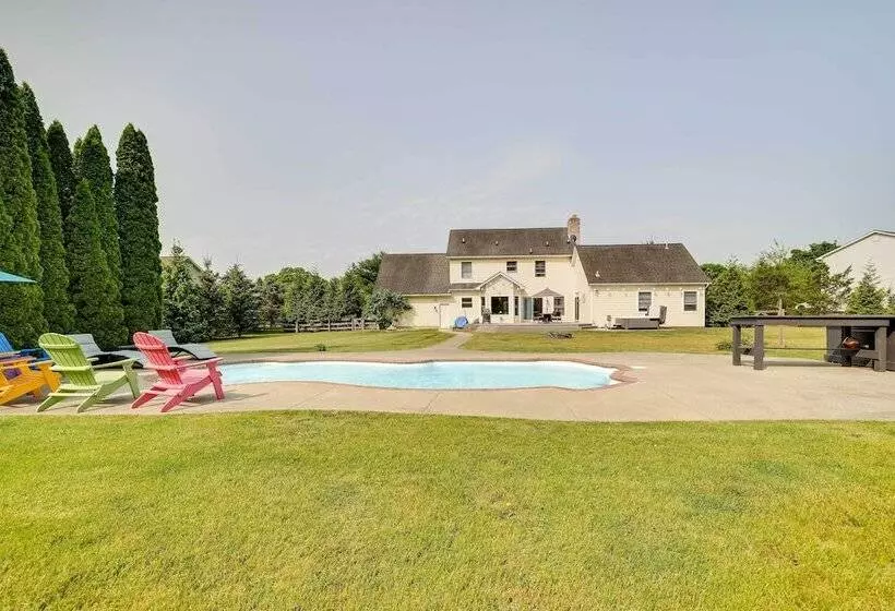 Calm Columbia Haven: Outdoor Pool, Hot Tub!