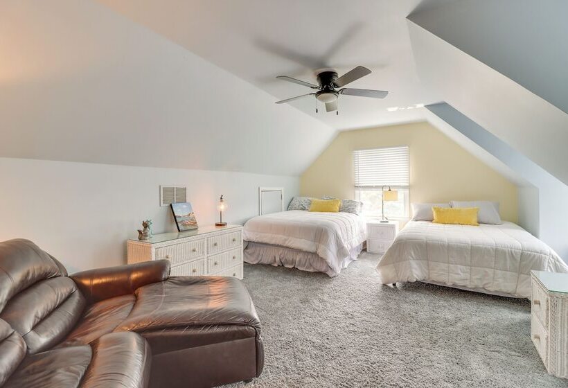 Calm Columbia Haven: Outdoor Pool, Hot Tub!