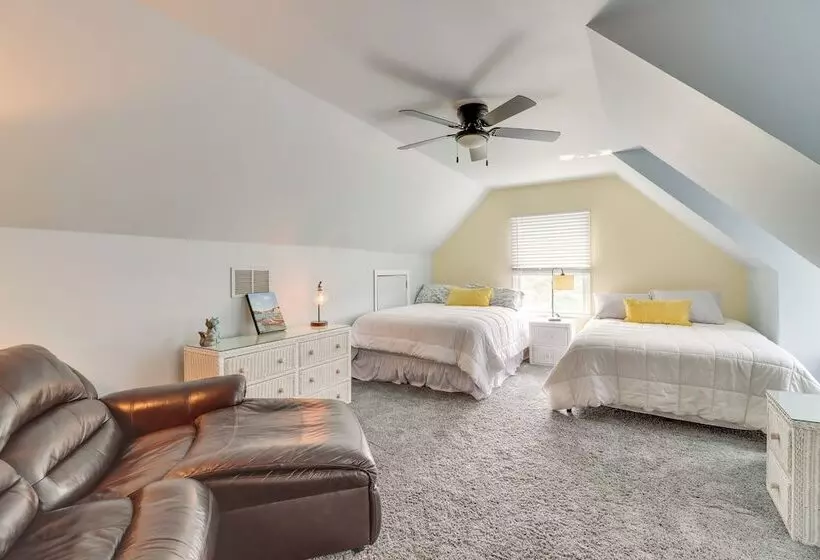 Calm Columbia Haven: Outdoor Pool, Hot Tub!