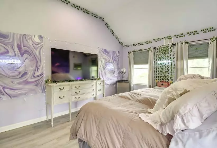 Calm Columbia Haven: Outdoor Pool, Hot Tub!