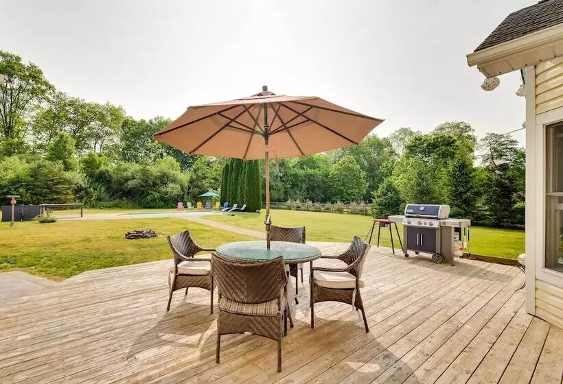 Calm Columbia Haven: Outdoor Pool, Hot Tub!