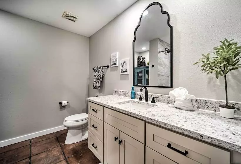 Canyon Lake Hideaway W/ Fire Pit & Yard!