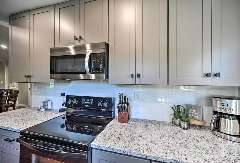 Canyon Lake Hideaway W/ Fire Pit & Yard!