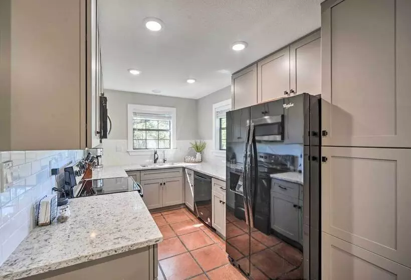 Canyon Lake Hideaway W/ Fire Pit & Yard!