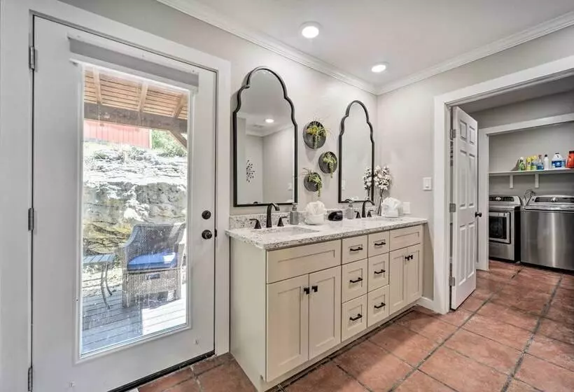 Canyon Lake Hideaway W/ Fire Pit & Yard!