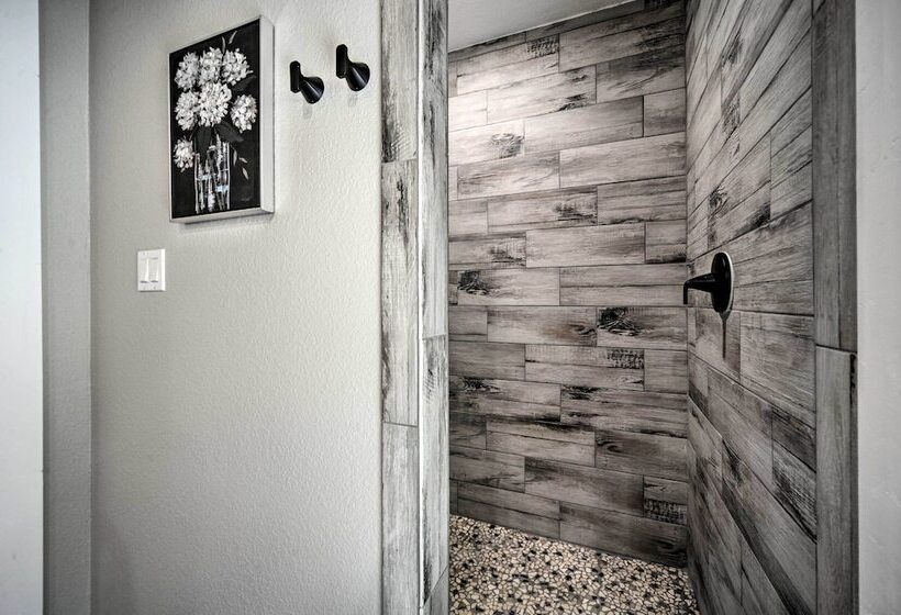 Canyon Lake Hideaway W/ Fire Pit & Yard!