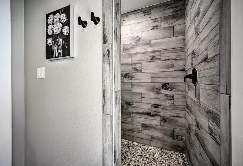 Canyon Lake Hideaway W/ Fire Pit & Yard!