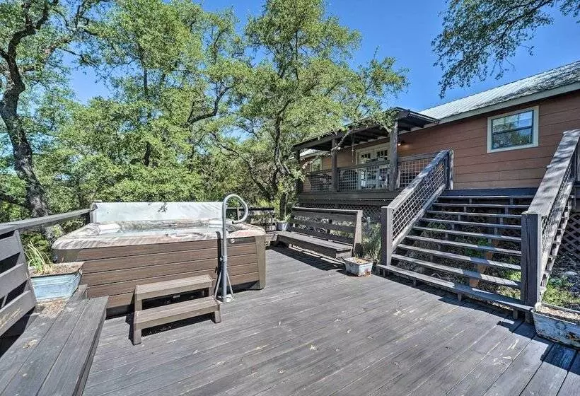 Canyon Lake Hideaway W/ Fire Pit & Yard!