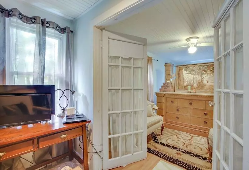 Charming Danbury Cottage W/ Lake Kenosia Access!