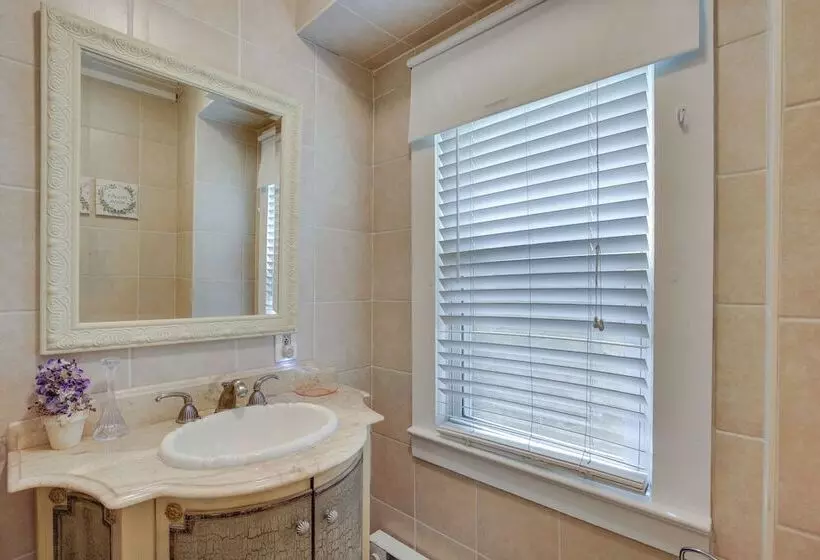 Charming Danbury Cottage W/ Lake Kenosia Access!