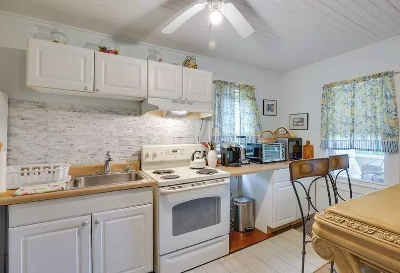 Charming Danbury Cottage W/ Lake Kenosia Access!