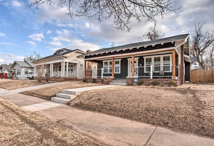 Charming Downtown Home W/ Updated Interior!