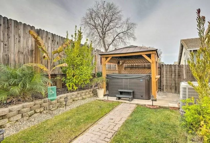 Cozy Home W/ Hot Tub ~ 13 Mi To Sacramento