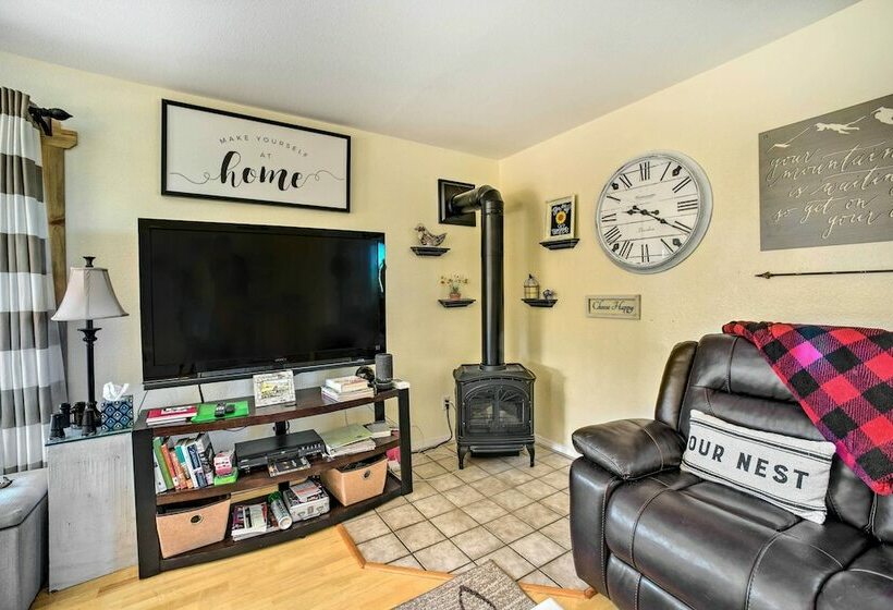 Cozy Mountain Cabin W/ Panoramic Mtn Views!