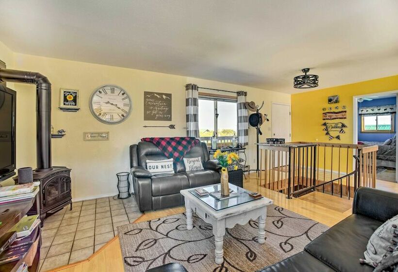 Cozy Mountain Cabin W/ Panoramic Mtn Views!