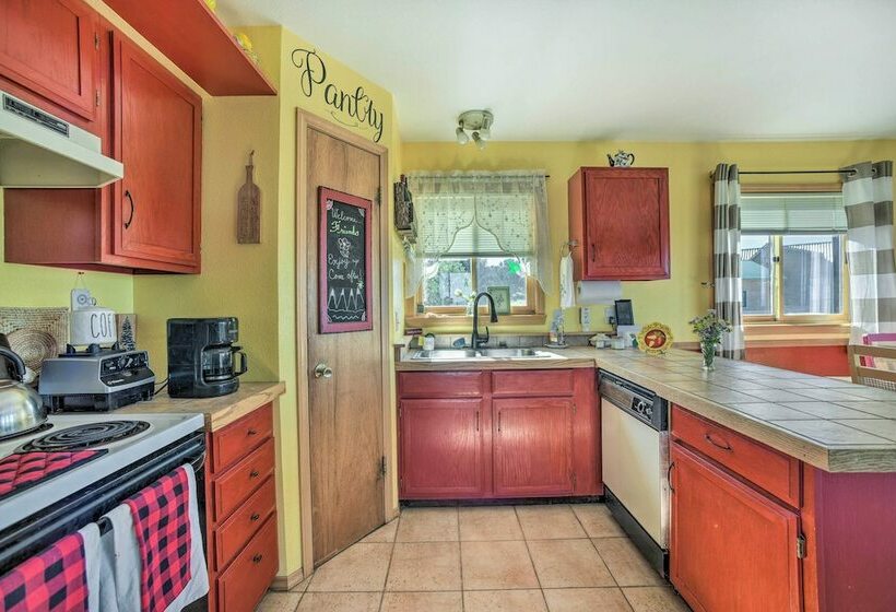 Cozy Mountain Cabin W/ Panoramic Mtn Views!