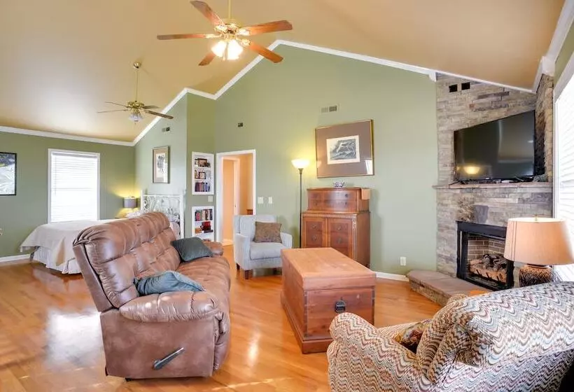 Cumberland Cottage    2 Blocks To Downtown Dover!