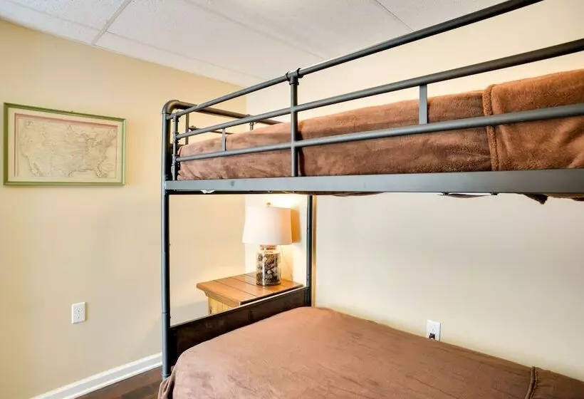 Cumberland Cottage    2 Blocks To Downtown Dover!