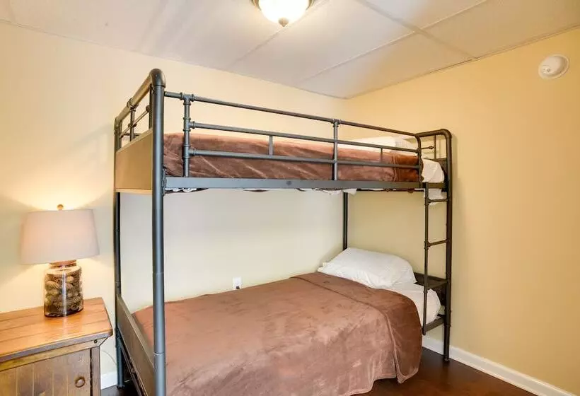 Cumberland Cottage    2 Blocks To Downtown Dover!