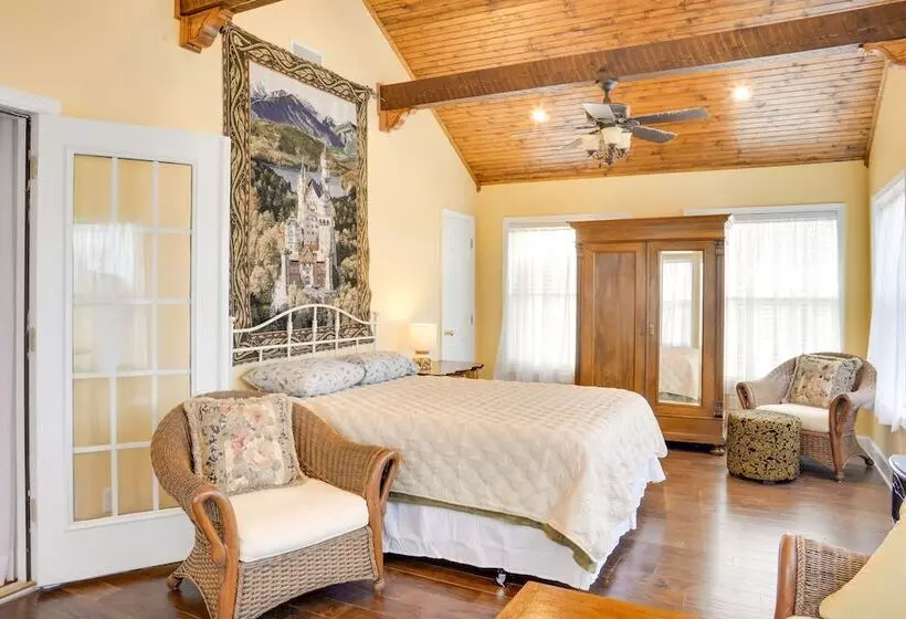 Cumberland Cottage    2 Blocks To Downtown Dover!